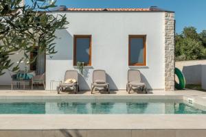 NEW Villa San Zusto, 1600 m2 plot area, heated pool with hydromassage zone