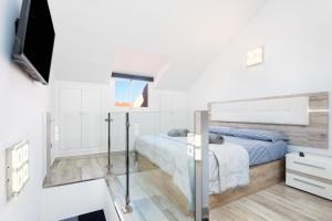 Apartment Playa Las Vistas with breathtaking sea view, only 100 m to the sea, heated pool, aircondition, wifi