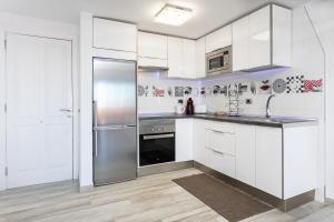 Apartment Playa Las Vistas with breathtaking sea view, only 100 m to the sea, heated pool, aircondition, wifi