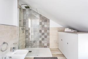 Apartment Playa Las Vistas with breathtaking sea view, only 100 m to the sea, heated pool, aircondition, wifi