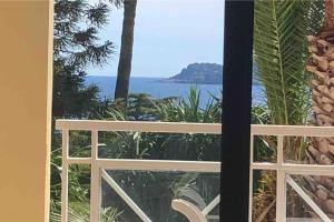 Quiet sea view with pool