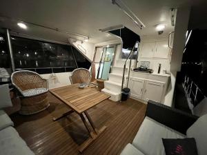 NAVÏ - Yacht à quai au cœur de Sète - Terrasse & Flybridge - 2 à 8 personnes