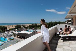 Two-Bedroom Apartment with Sea View room in Aparthotel Holiday