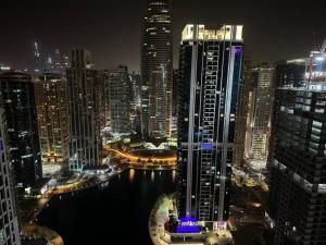 ModernLux - Luxury Duplex 1 BR in Movenpick Hotel JLT with Lake View