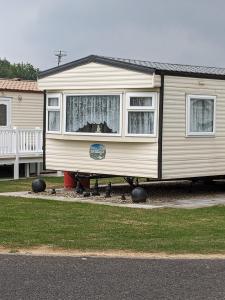 obrázek - Millfields 6 berth caravan MAX 4 ADULTS Bob family's only and lead person must be over 30