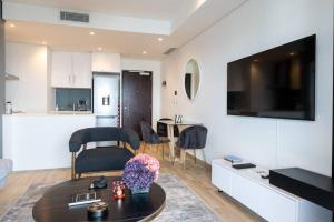 Gorgeous One Bedroom Oceans