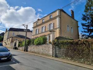 Maisons de vacances Grande maison familiale plein centre vieux Laval : photos des chambres