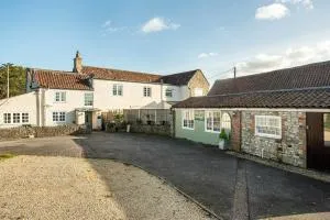 The Farmhouse with two hot tubs - Siston