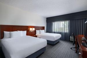 Queen Room with Two Queen Beds   room in Courtyard Dallas Arlington/Entertainment District