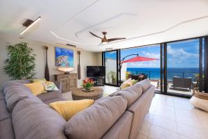 Puu Poa Ocean Bluff Condo, Incredible Views, Walk to Beaches, Pool & Tennis
