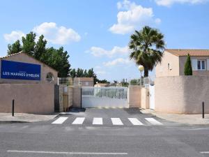 Maison Duplex avec Piscine et Proche Plage, Parking Inclus - FR-1-387-197