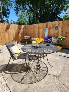 Adorable French corner by Downtown-Houston, Heights & WOMH