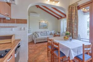 Valdarke Sea View Apartment - Happy Rentals