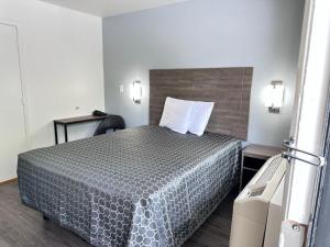 Queen Room - Disability Access room in Masters Inn Atlanta Doraville