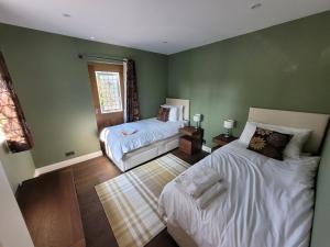 Remarkable 8 Bed Family House Sleeping 16 w Pool