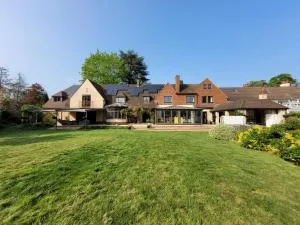 Remarkable 8 Bed Family House Sleeping 16 w Pool - Mytchett