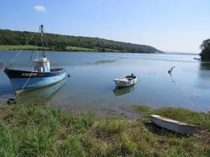 Loft avec jardin au bord de l'eau au rdc d'une ancienne école - Keralcun