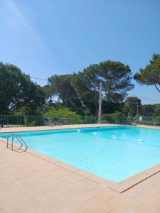 Chalets Chalet de charme avec piscine : photos des chambres