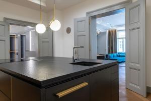 Luxury Old Town Apt, parking