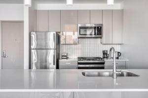 W Loop 2BR w Gym Pool in heart of Greektown CHI-561