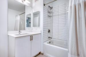 W Loop 2BR w Gym Pool in heart of Greektown CHI-561