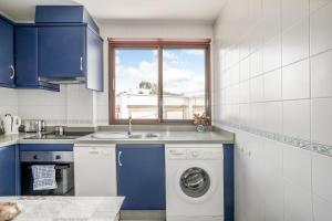 2 bedroom apt close to the sea