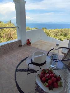 King size bed, Terra relaxa, Vista al mar, near Achilleio