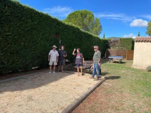 Villas Bastide des Sarrieres a -d'1 km de Lourmarin - Piscine chauffee, cuisine d'ete, pool house, sauna : photos des chambres