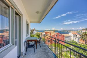Enolabee Harbour View Apartment - Happy Rentals