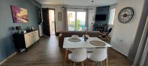 Seaview Luxury Apartment with private parking