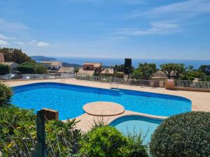 Bel appartement au calme avec terrasse aperçu mer, jardinet et piscine