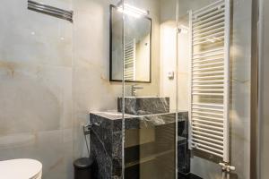 Nicholas Point Apartments and Rooms