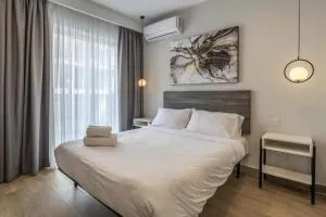 Studio 33 with a double bed & kitchenette at the new Olo living - Paceville