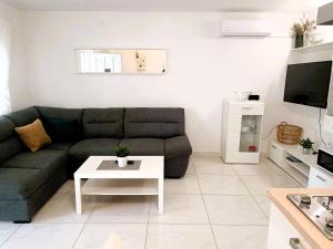 New! Apartment Ariela 150m from the beach, Vir island