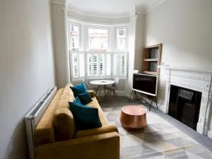 Pass the Keys PER7 FM Nice 1 Bed Ground Floor Flat near Cessnock Subway - Govan