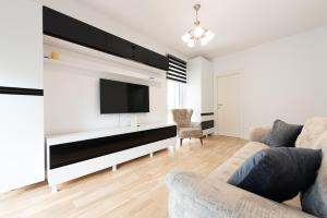 Eva - Bright Apt with Balcony near Veranda Mall