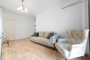 Eva - Bright Apt with Balcony near Veranda Mall