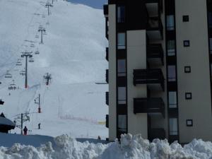 Studio confortable avec balcon, au pied des pistes - FR-1-502-523