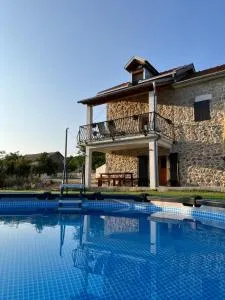 Stone House Chico - Hardomilje