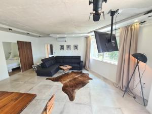 Black & White - heated pool