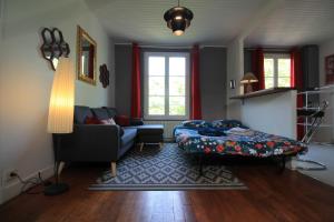 Appartements Tout equipe, 15mn Paris Gare du Nord, Train en Face, Parking Rue Gratuit, Station-Service, Borne Electrique, Stade de France, Casino d'Enghien, Hippodrome, CDFAS, Universite, 1er etage : photos des chambres