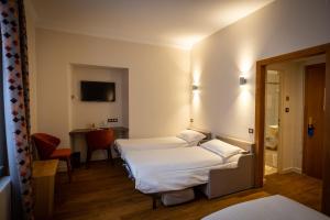 Hotels Hotel De La Tour : photos des chambres