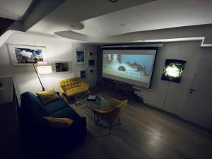 Appartements Hypercentre de Vienne Duplex Miami standing avec ecran de cinema : photos des chambres