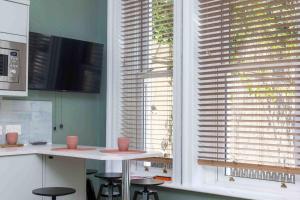 Beautiful 1 bedroom Town Centre Apartment - Sleeps up to 4 People - 5 Minutes to the Best Beach! - Great Location - Fast WiFi - Smart TV - Newly Fefurbished - sleeps up to 4! Close to Bournemouth & Poole Town Centre & Sandbanks