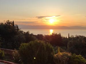 King size bed, Terra relaxa, Vista al mar, near Achilleio