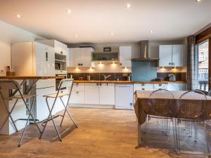 Appartement 2 chambres avec garage, centre village, proche pistes, WiFi - FR-1-437-77