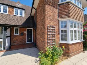 6 Bedroom Huge Holiday Home with parking