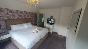 6 Bedroom Huge Holiday Home with parking