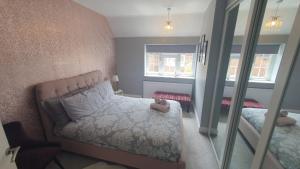 6 Bedroom Huge Holiday Home with parking