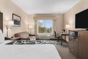 Deluxe King Suite room in The INN at Gig Harbor